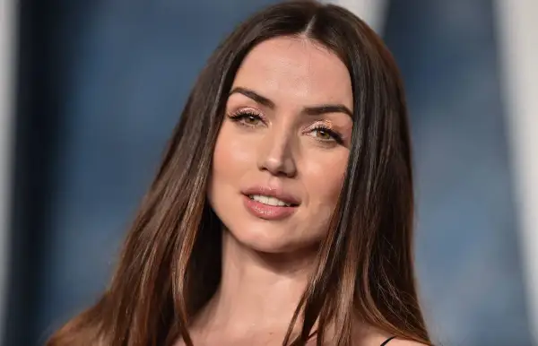 Ana de Armas luce un cabello liso y sedoso, un estilo que se puede lograr como alisar el pelo sin plancha.