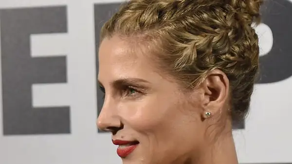 Peinado recogido coleta alta boda, con trenzas y labios rojos.