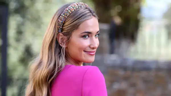 Peinados para bodas pelo suelto: melena ondulada con diadema de pedrería, ideal para un look romántico y elegante.