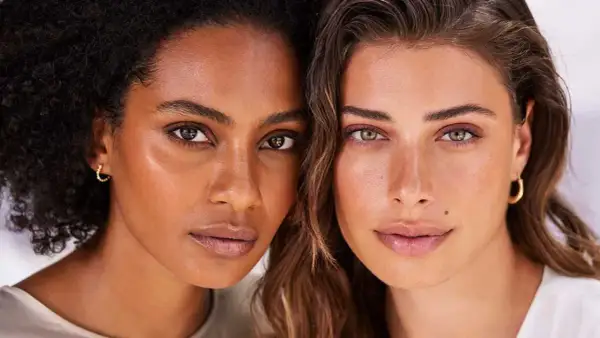 Dos mujeres de pieles y cabellos distintos, con miradas serenas, celebrando la belleza pro aging.