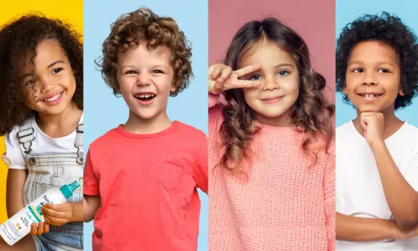 Niños sonriendo, uno con un corte pelo chico rizado y otro con un producto para el cabello.