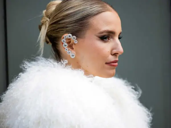 Elegante peinado moño boda con un llamativo pendiente de brillantes.
